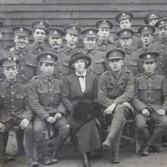 Mrs Ruth Dearbergh, VAD, with soldiers | HALS Ref DE/X 1030