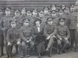 Dearbergh contd (1) Mrs Ruth Dearbergh, VAD, with soldiers | HALS Ref DE/X 1030