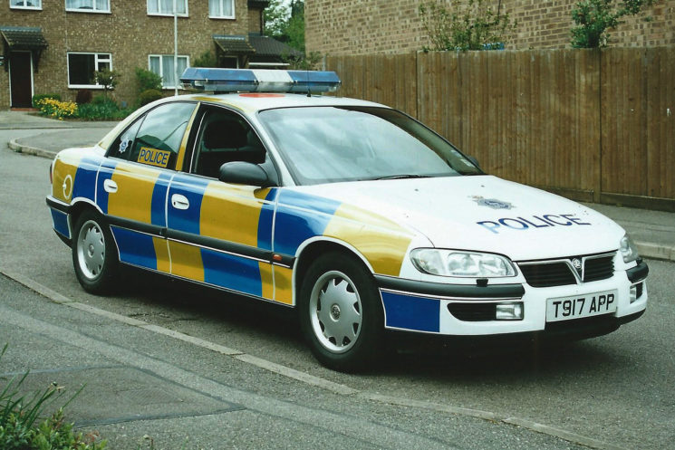 1999 Vauxhall Omega with gold markings instead of yellow (front)